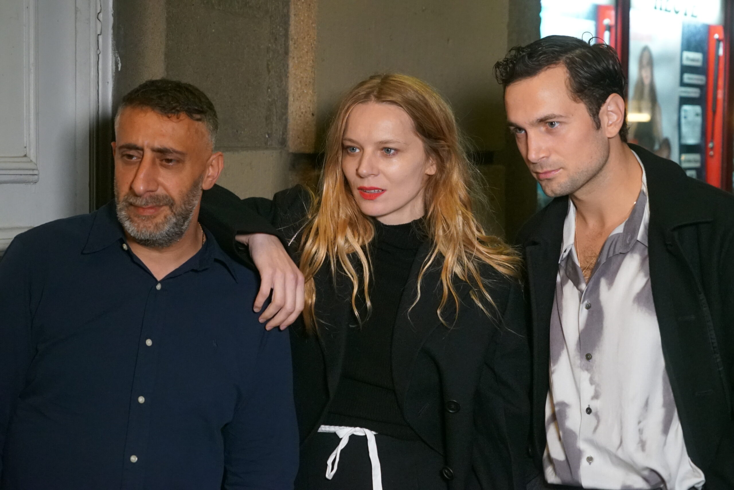 Regisseur Kida Khodr Ramadan (l.) zusammen mit den Schauspielern seines neuen Films, Lilith Stangenberg und Samuel Schneider, bei der Premiere in Hamburg.