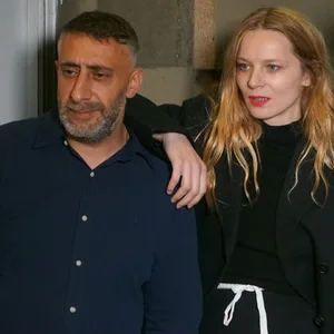 Regisseur Kida Khodr Ramadan (l.) zusammen mit den Schauspielern seines neuen Films, Lilith Stangenberg und Samuel Schneider, bei der Premiere in Hamburg.