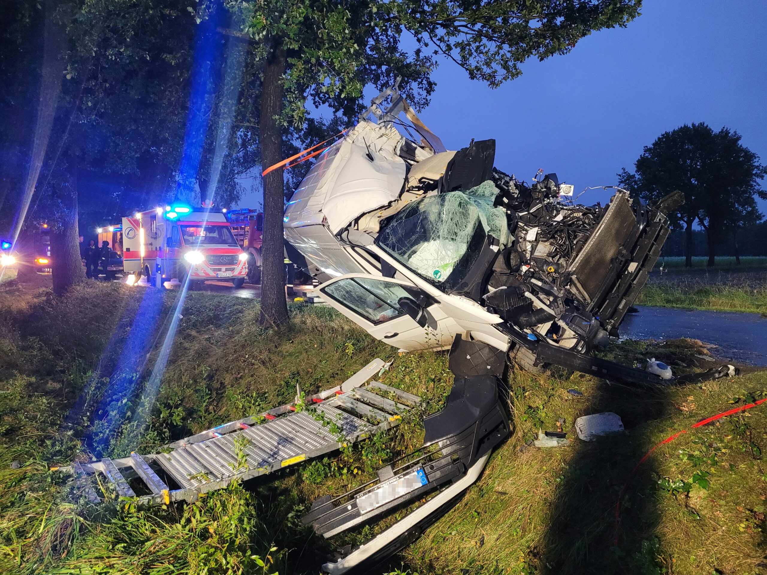 Rettungskräfte am Unfallort bei Wittorf nahe Rotenburg (Wümme): Ein iPhone alarmierte automatisch die Einsatzkräfte nach dem schweren Crash. Doch für den Fahrer kam die Hilfe zu spät.