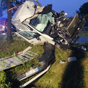 Rettungskräfte am Unfallort bei Wittorf nahe Rotenburg (Wümme): Ein iPhone alarmierte automatisch die Einsatzkräfte nach dem schweren Crash. Doch für den Fahrer kam die Hilfe zu spät.