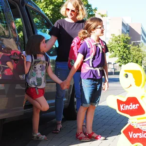 Mit dem Elterntaxi zur Schule – bequem, aber nicht sinnvoll.