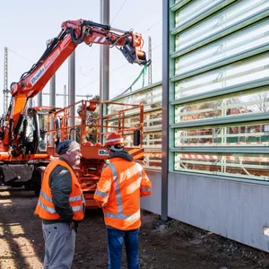 Lärmschutzwand wird aufgebaut