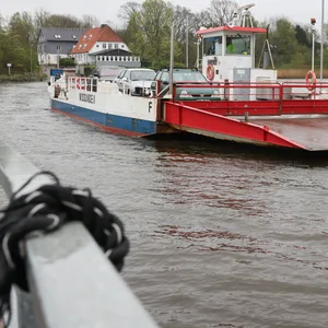 Die Fähre „Missunde II“ auf der Schlei auf dem Weg nach Brodersby.