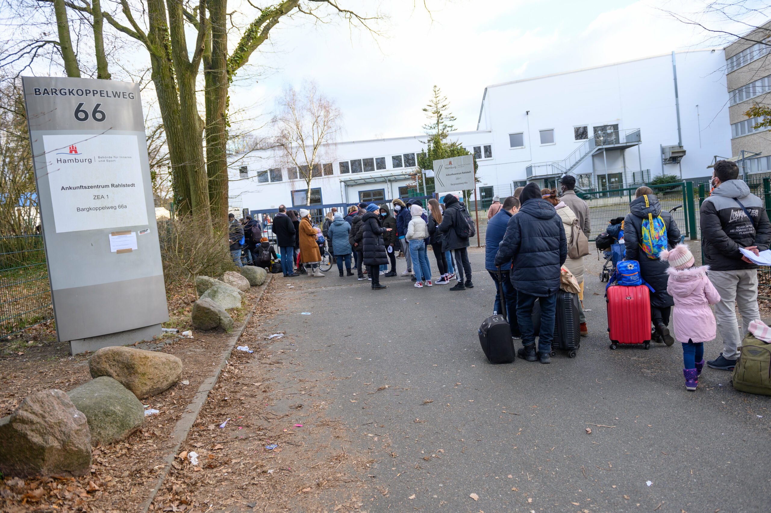 März 2022: Zahlreiche Geflüchtete stehen in einer Schlange zur Registrierung am Ankunftszentrum Rahlstedt.