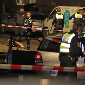 In Wilstorf hagelten mehrere Schüsse auf ein VW-Polo ein. Der Fahrer blieb unverletzt.