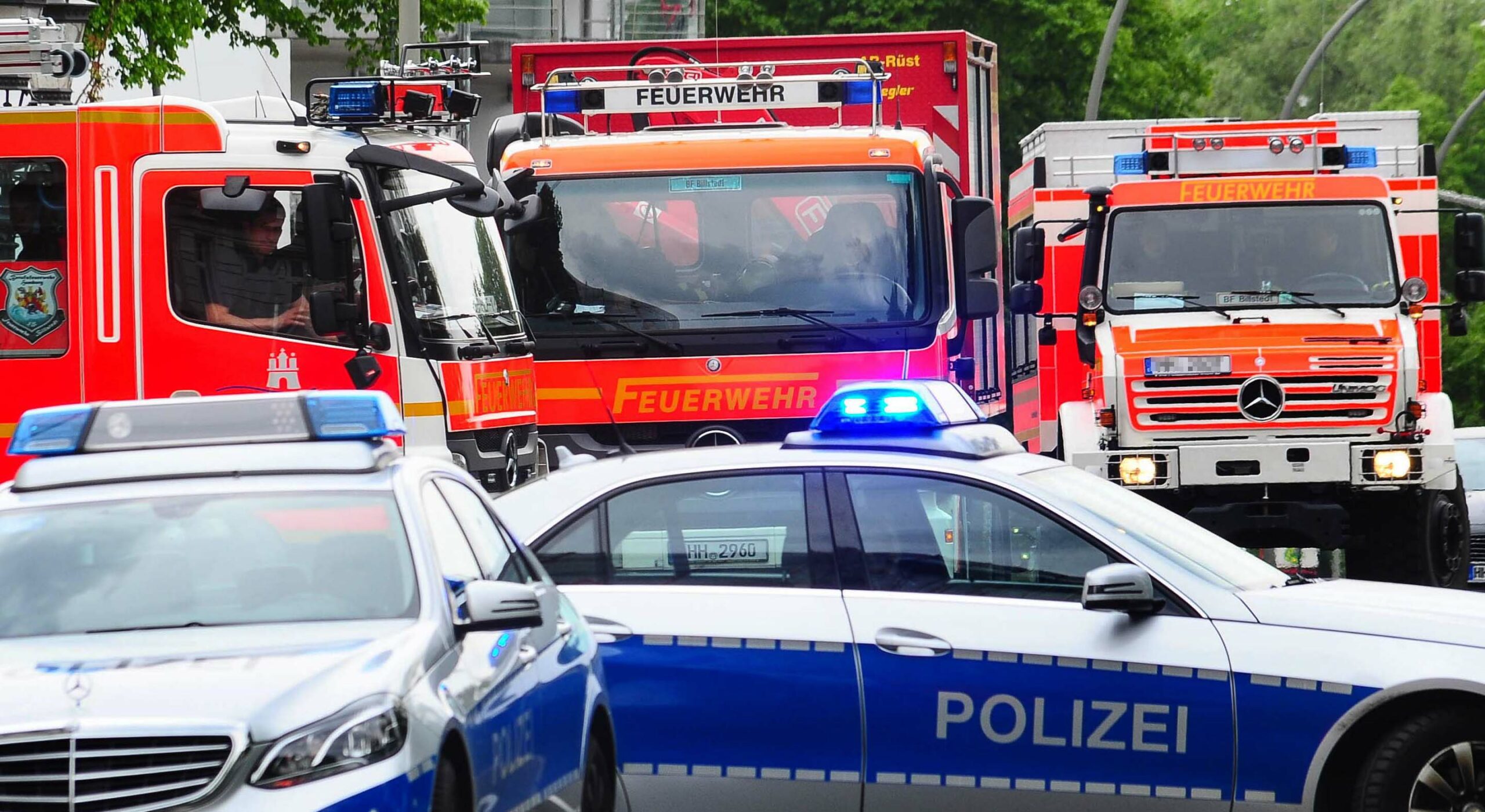 Mehrere Löschzüge und die Polizei sind im Einsatz. (Symbolfoto)