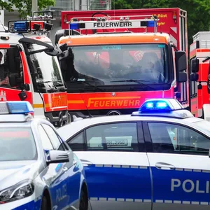 Mehrere Löschzüge und die Polizei sind im Einsatz. (Symbolfoto)