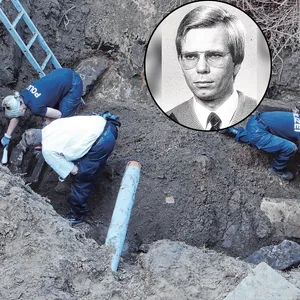 Ermittler graben auf dem Grundstück von Kurt-Werner Wichmann, sichern 400 Beweisstücke.