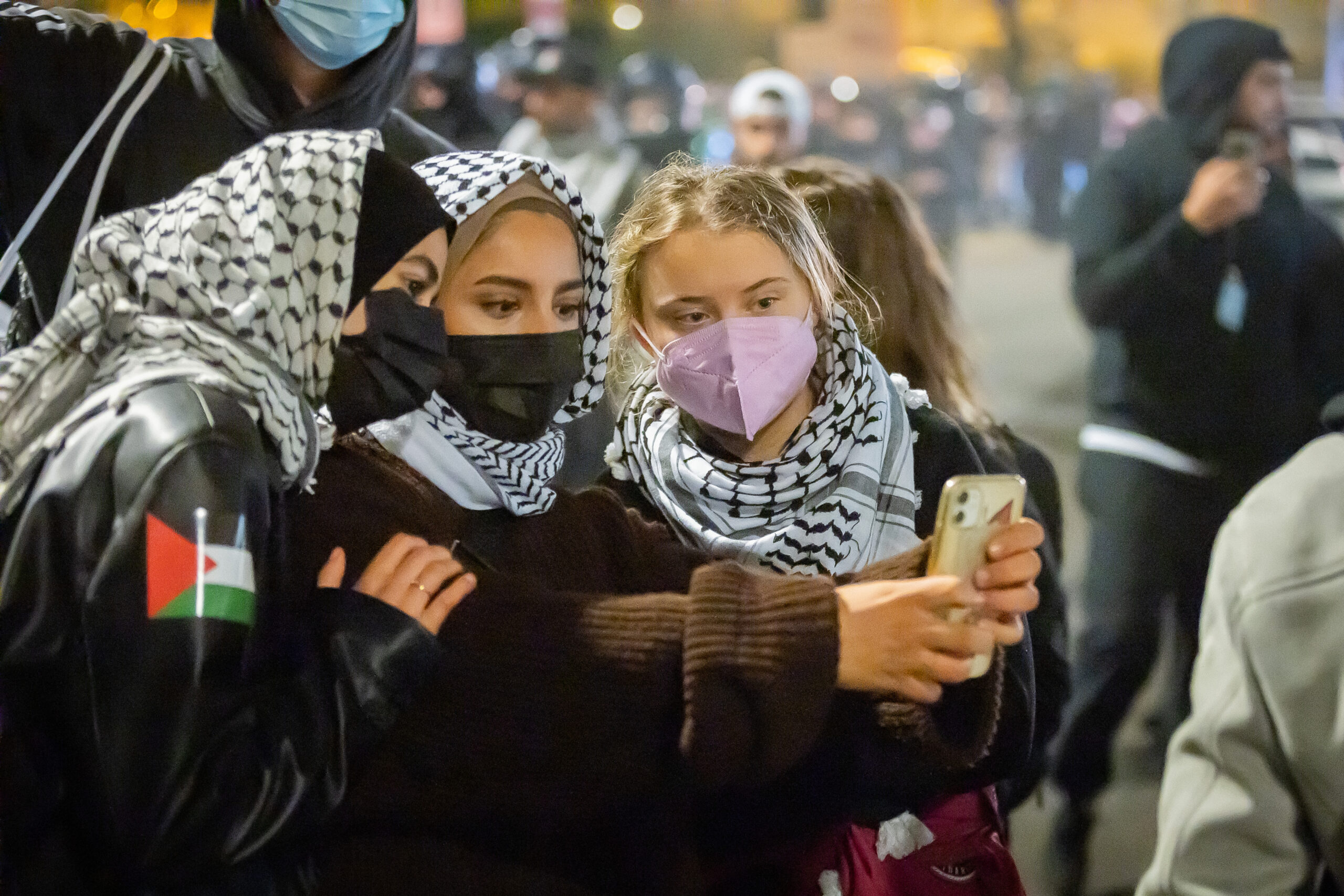 Greta Thunberg (r.) auf der „Pro-palästina“-Demo in Berlin: Die ehemalige Klima-Ikone begibt sich in zweifelhafte Gesellschaft.