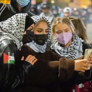 Greta Thunberg (r.) auf der „Pro-palästina“-Demo in Berlin: Die ehemalige Klima-Ikone begibt sich in zweifelhafte Gesellschaft.
