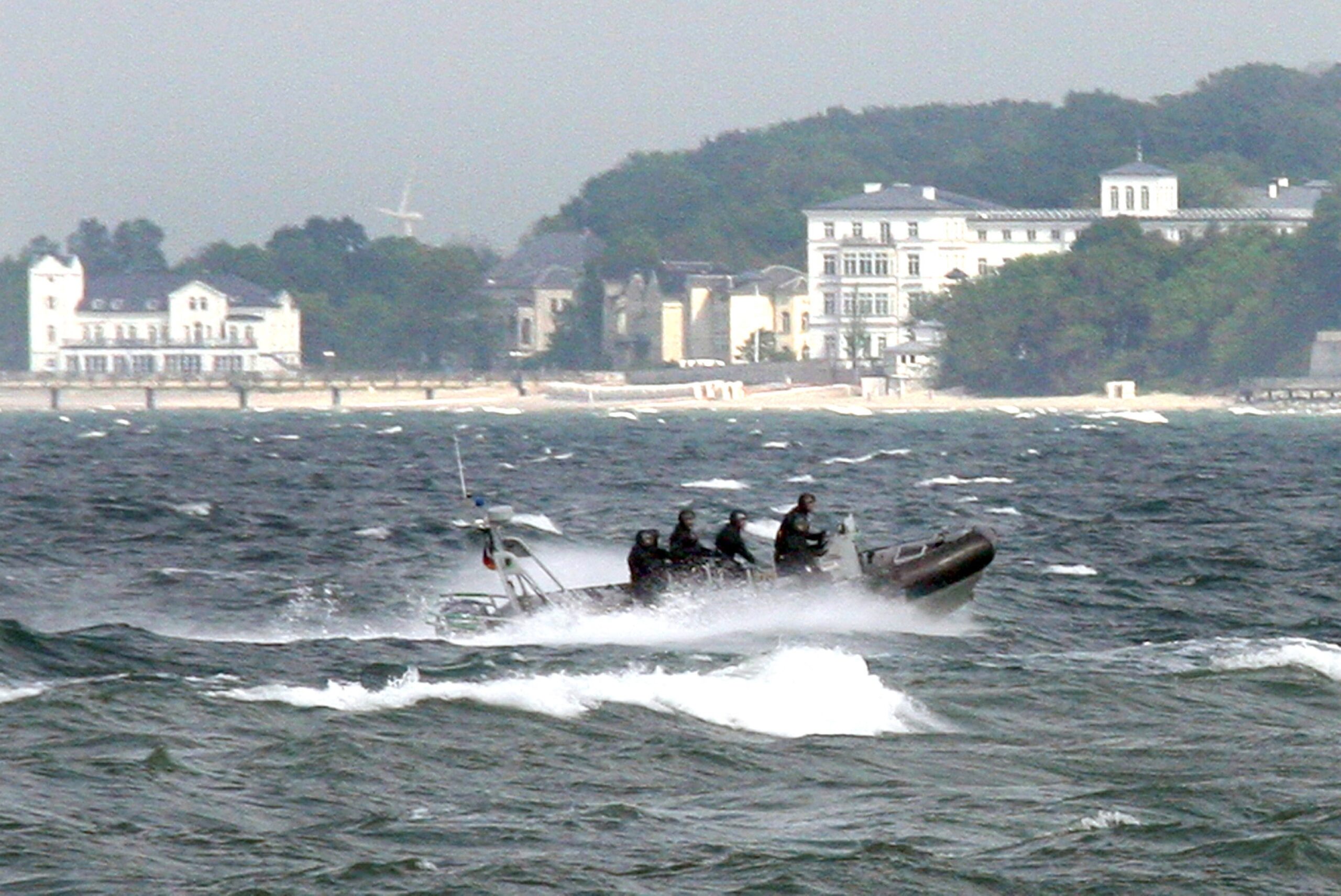 Beamte der GSG 9 in einem Schnellboot auf der Ostsee (Archivbild).