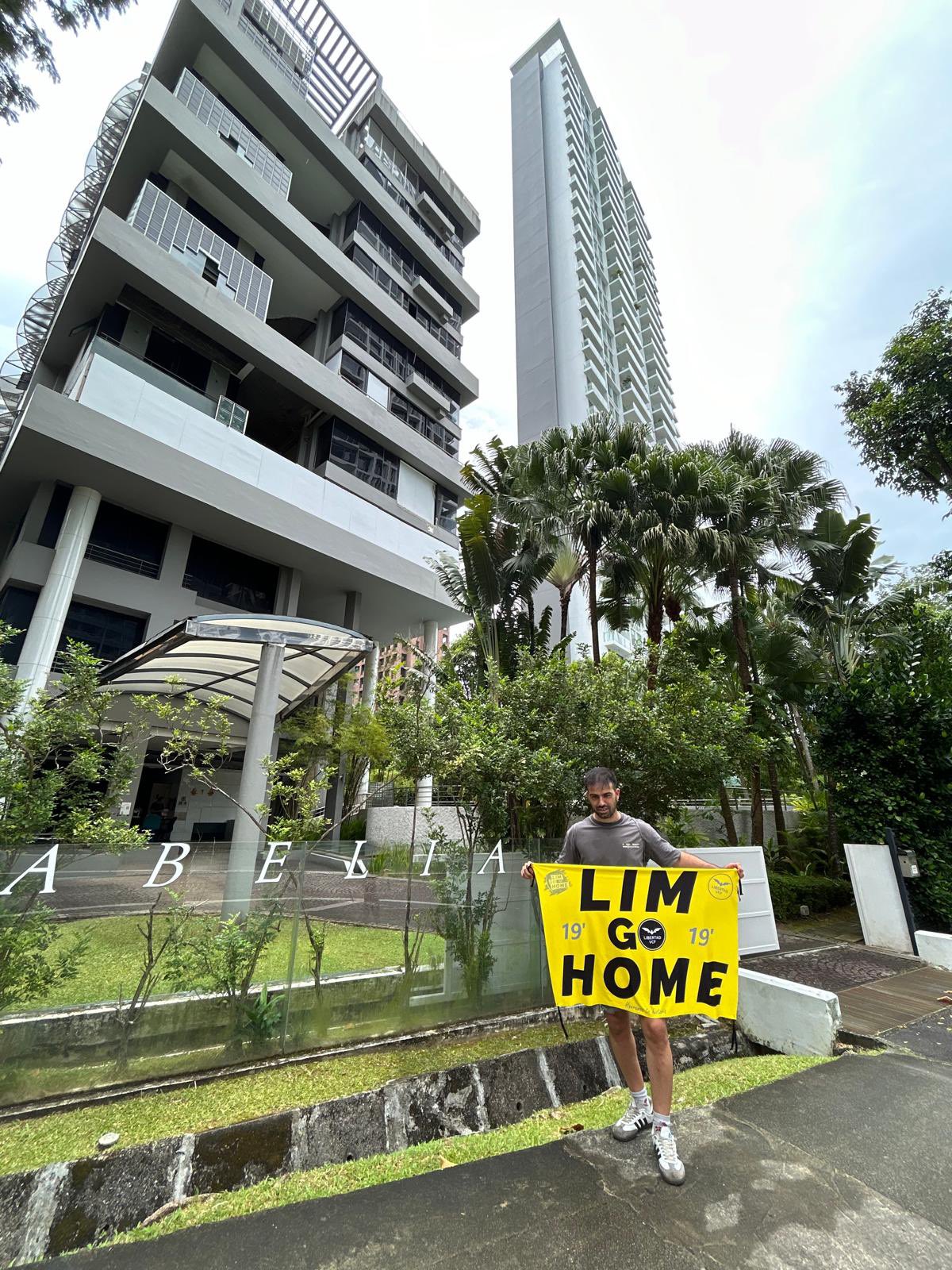 Ein Fan des FC Valencia zeigt ein Plakat mit der Aufschrift „Lim go Home“