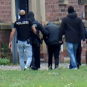 Verdächtiger wird in Gebäude geführt