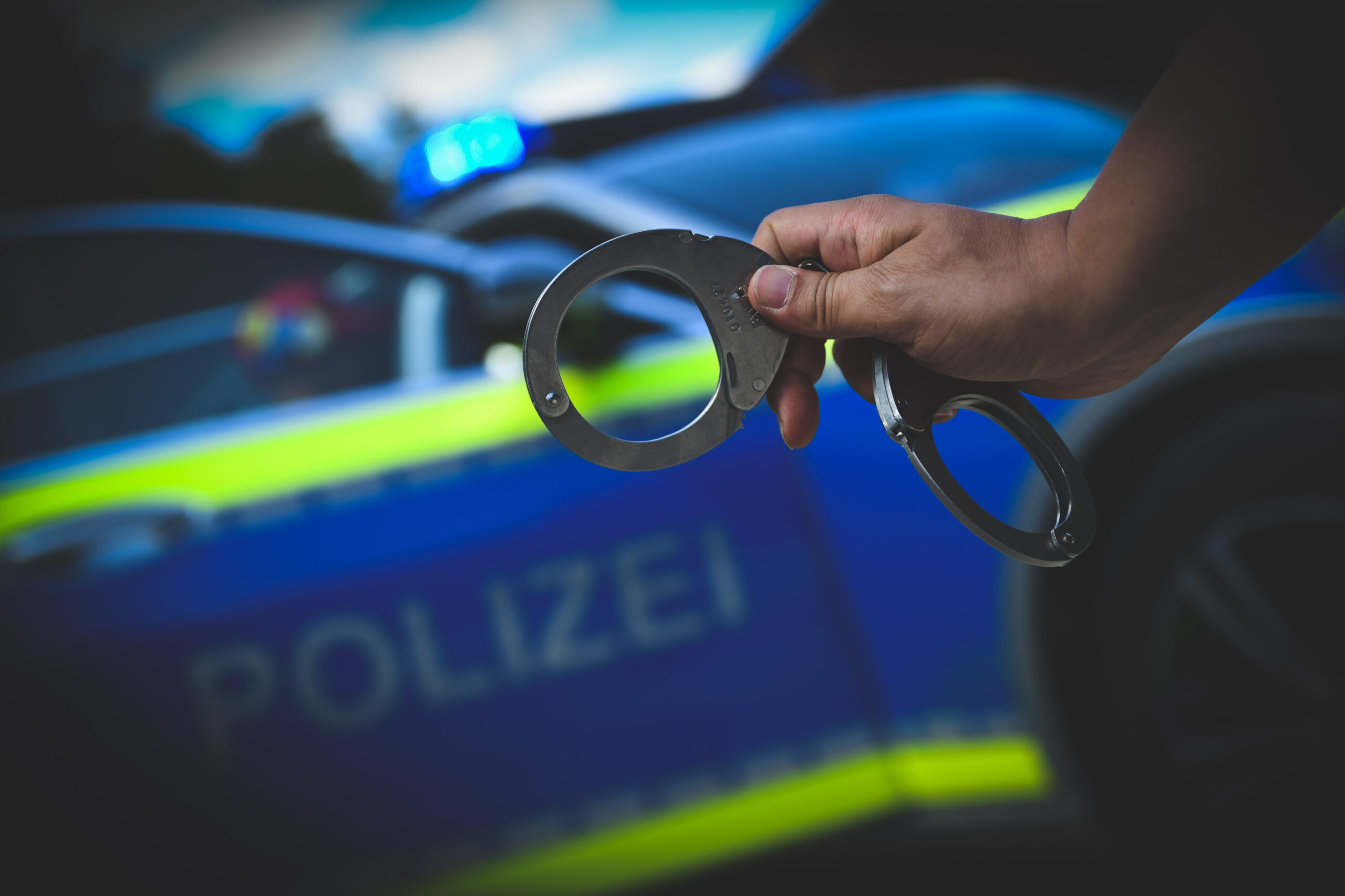 Polizist mit Handschellen (Symbolbild).