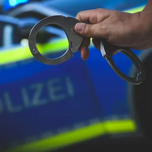 Polizist mit Handschellen (Symbolbild).