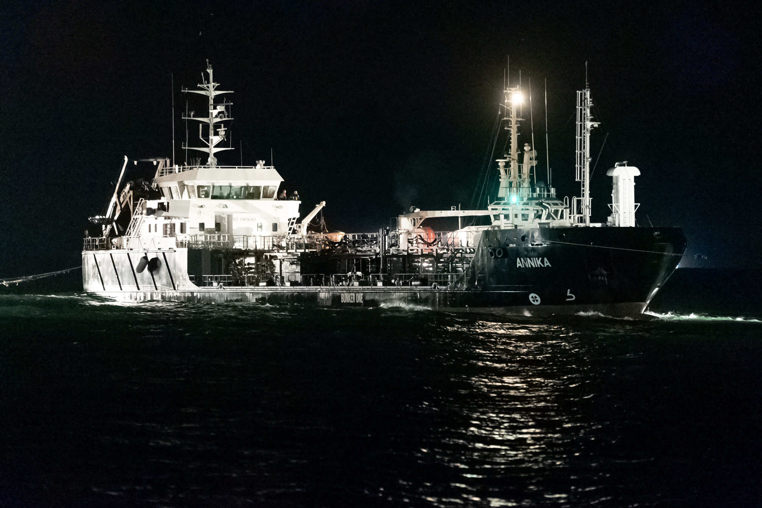 Das havarierte Tankschiff „Annika“ wird in der Nacht zum Samstag nach Rostock geschleppt.