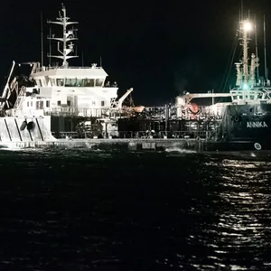 Das havarierte Tankschiff „Annika“ wird in der Nacht zum Samstag nach Rostock geschleppt.