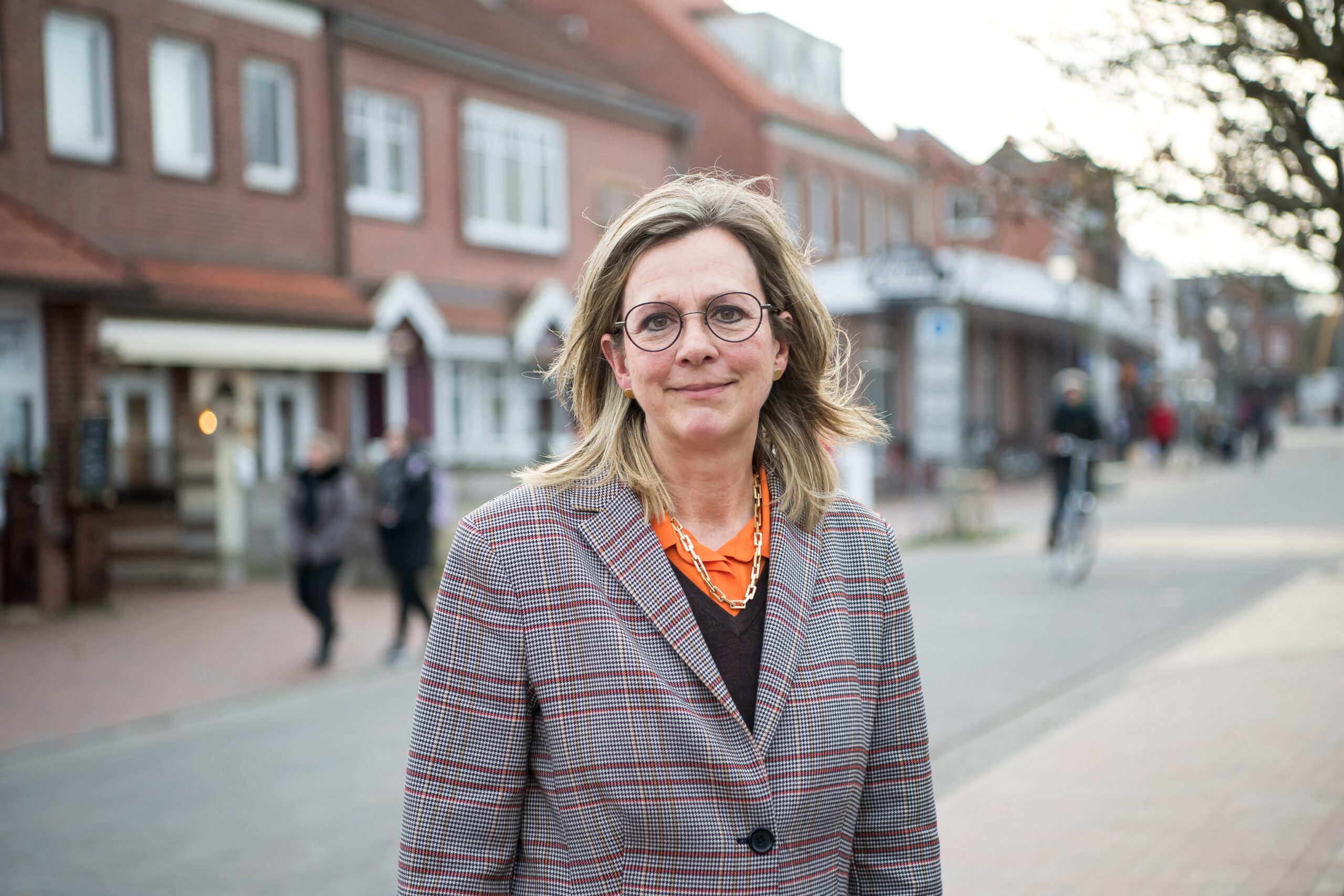 Heike Horn (parteilos), Bürgermeisterin von Langeoog, steht vor dem Rathaus.