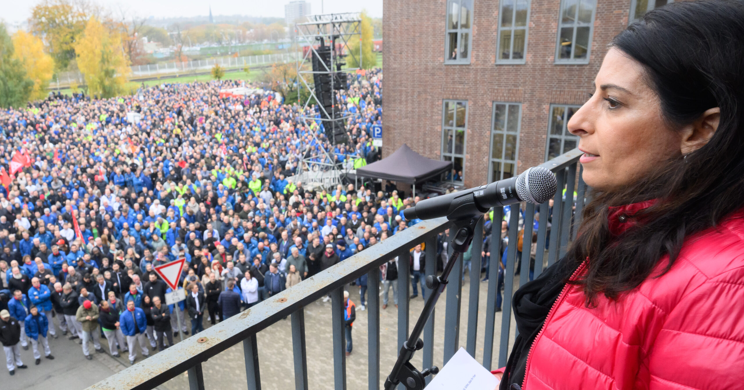 Daniela Cavallo, Vorsitzende des Gesamt- und Konzernbetriebsrat, schwört die Mitarbeiter auf einen harten Kampf ein.