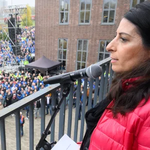 Daniela Cavallo, Vorsitzende des Gesamt- und Konzernbetriebsrat, schwört die Mitarbeiter auf einen harten Kampf ein.