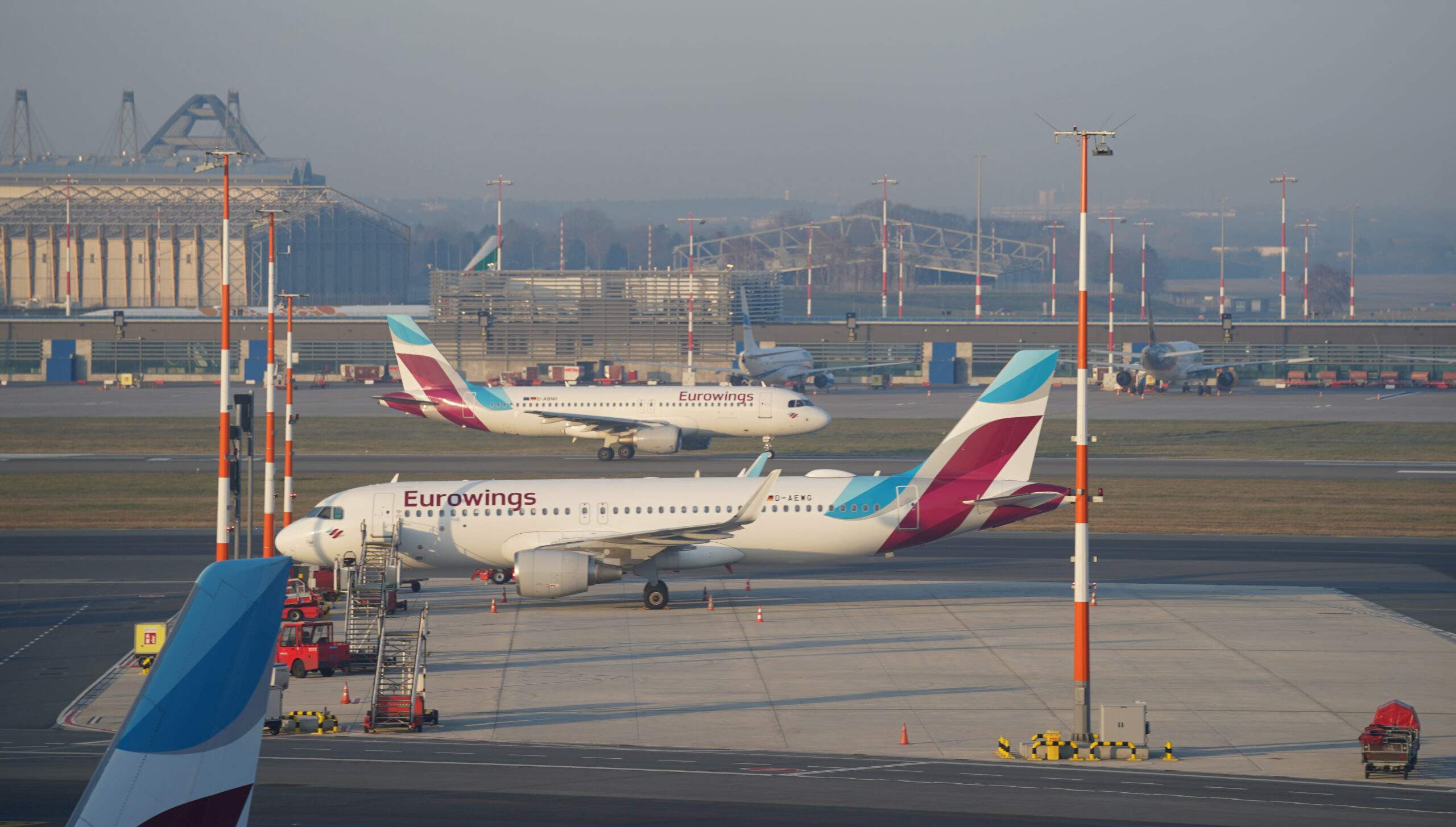 Eurowings-Maschinen auf dem Vorfeld des Flughafens Hamburg (Archivbild).