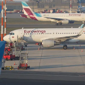 Eurowings-Maschinen auf dem Vorfeld des Flughafens Hamburg (Archivbild).