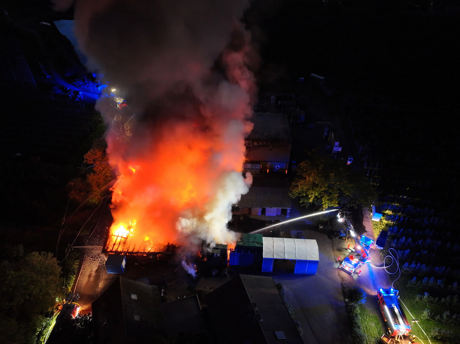 Die Flammen zerstörten einen Großteil eines Obsthofes. (Archivfoto)