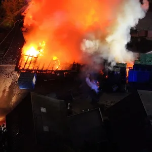 Die Flammen zerstörten einen Großteil eines Obsthofes. (Archivfoto)