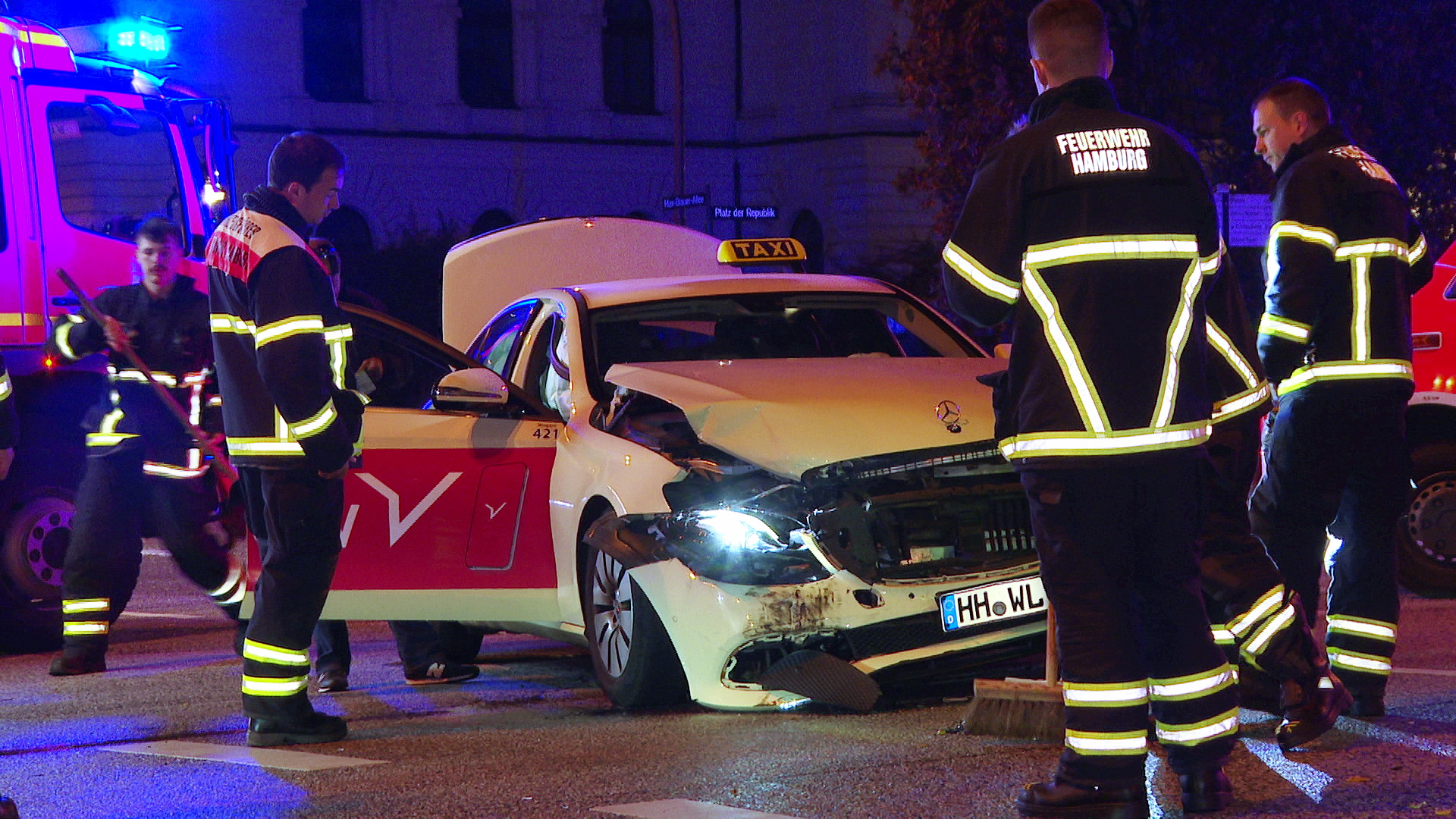 Rettungskräfte an einem zerdellten Taxi