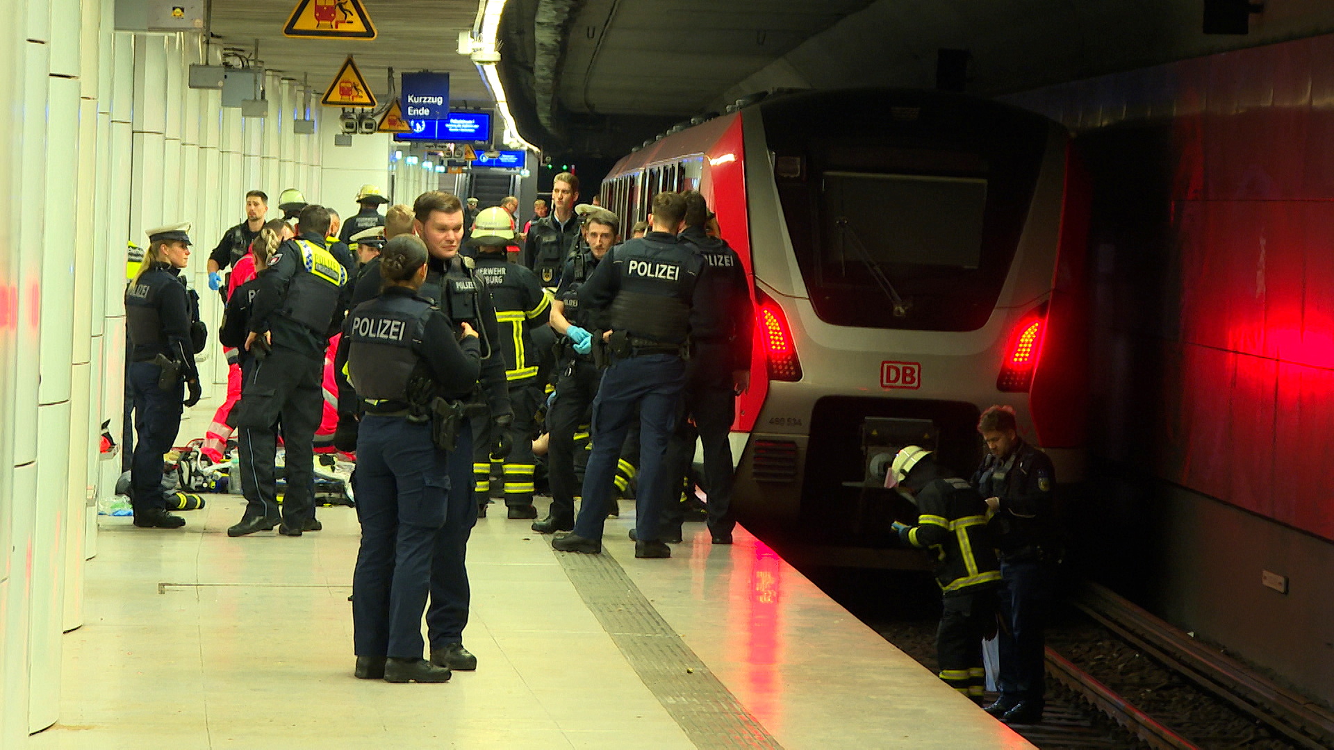 Rettungskräfte in der Station Reeperbahn: In der Nacht zu Donnerstag ist hier ein Mann ins Gleis gefallen.