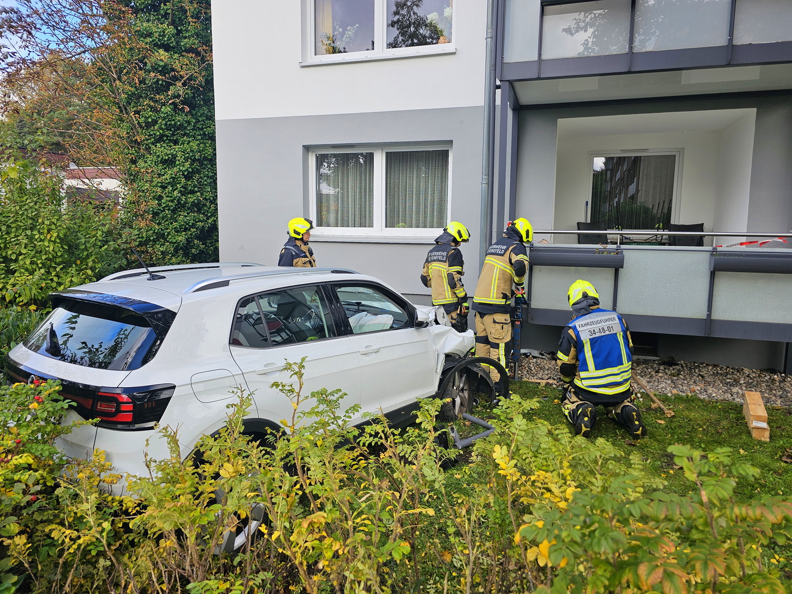 Am Mittwochvormittag verlor der ältere Autofahrer offenbar die Kontrolle über seinen VW. Er kam von der Königsberger Straße ab, durchbrach eine Hecke und kollidierte mit einem Balkon eines Wohnhauses