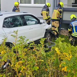 Am Mittwochvormittag verlor der ältere Autofahrer offenbar die Kontrolle über seinen VW. Er kam von der Königsberger Straße ab, durchbrach eine Hecke und kollidierte mit einem Balkon eines Wohnhauses