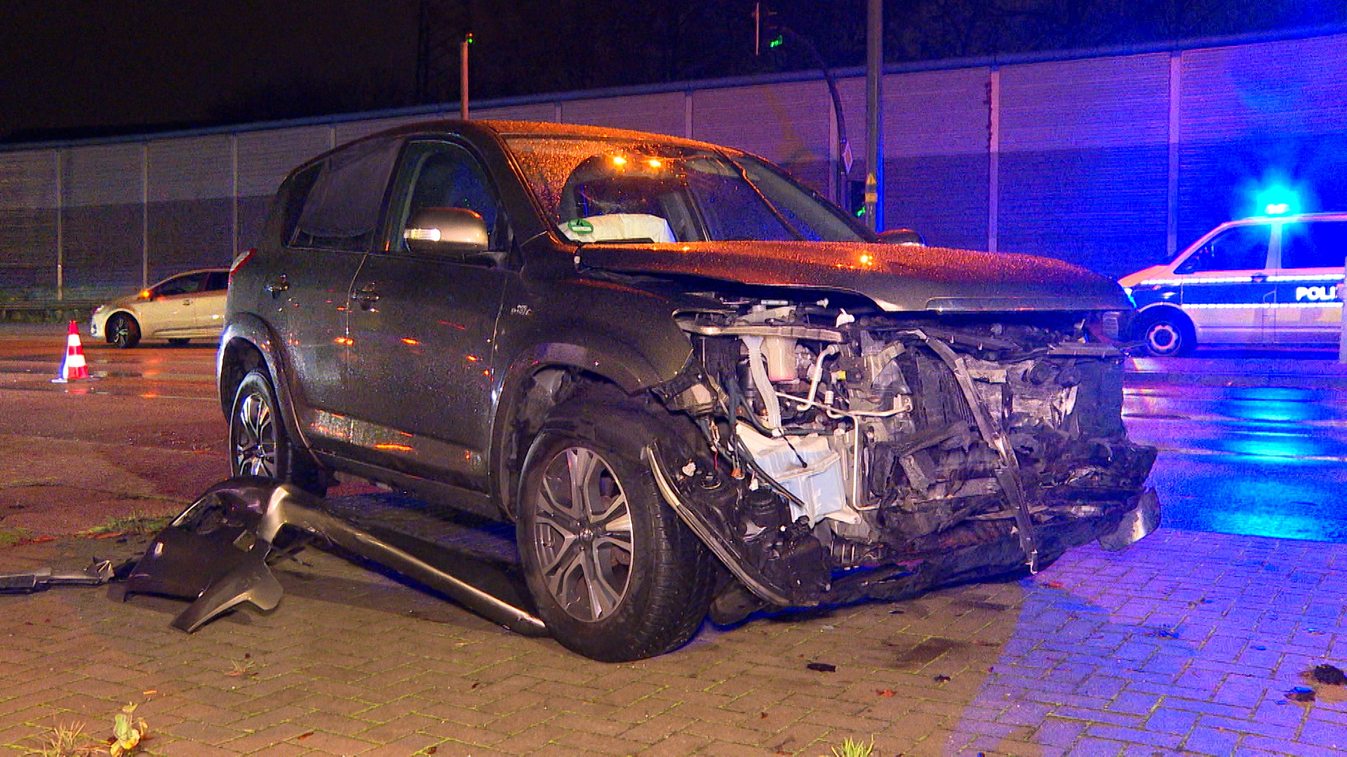 An der A7-Auffahrt Schnelsen sind am Abend zwei Pkw kollidiert.