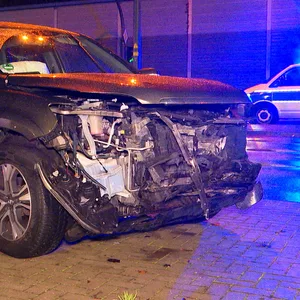 An der A7-Auffahrt Schnelsen sind am Abend zwei Pkw kollidiert.