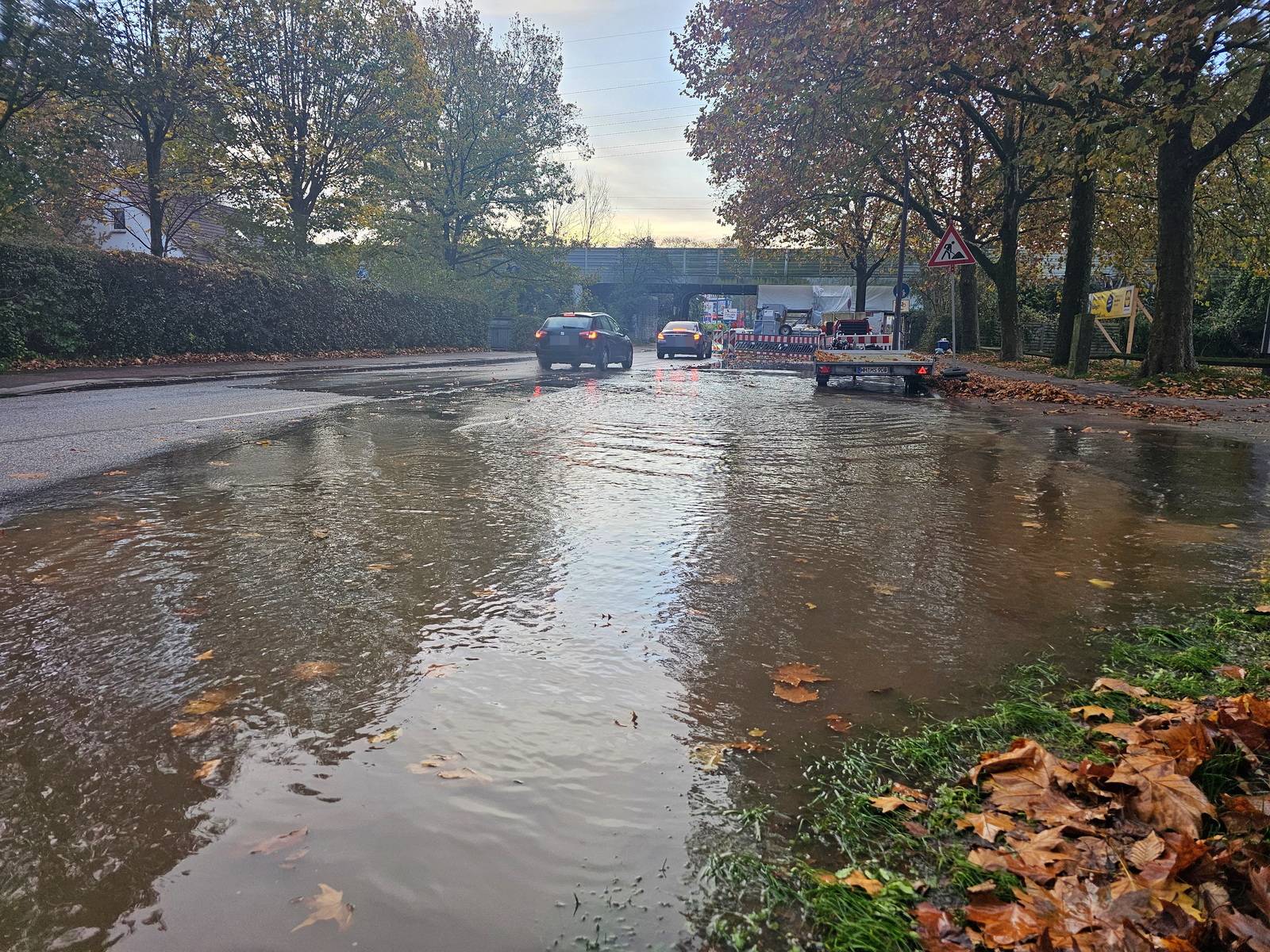 Durch den Rohrbruch wurde Wasser auf die Kieler Straße gespült.