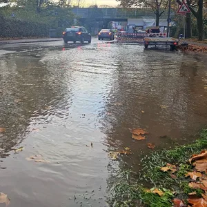 Durch den Rohrbruch wurde Wasser auf die Kieler Straße gespült.