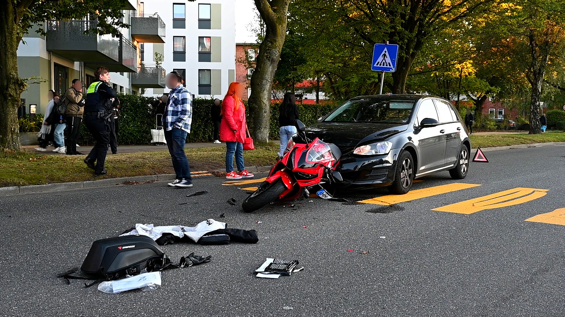 Das Motorrad blieb in der Motorhaube stecken.