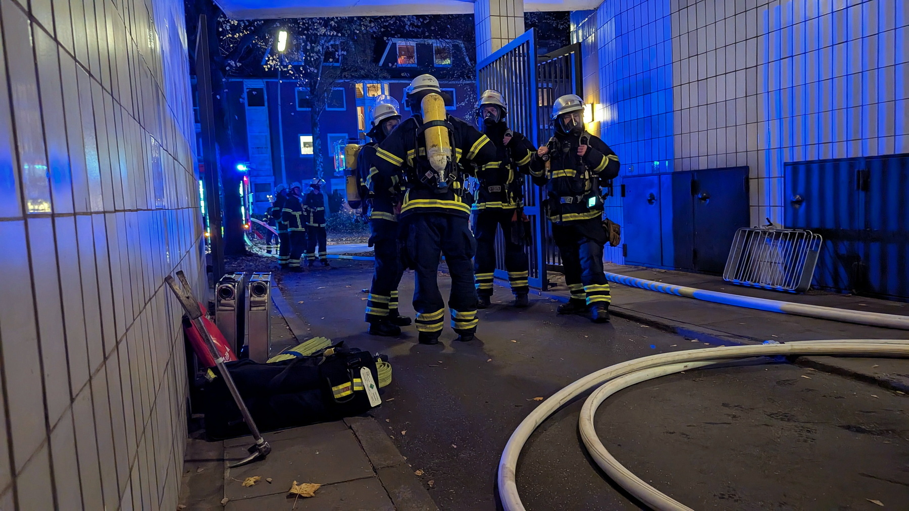 Mutter und Kind bei Zimmerbrand in Tonndorf verletzt – Feuerwehrleute retten Katze aus verqualmter Wohnung