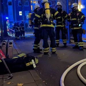 Mutter und Kind bei Zimmerbrand in Tonndorf verletzt – Feuerwehrleute retten Katze aus verqualmter Wohnung