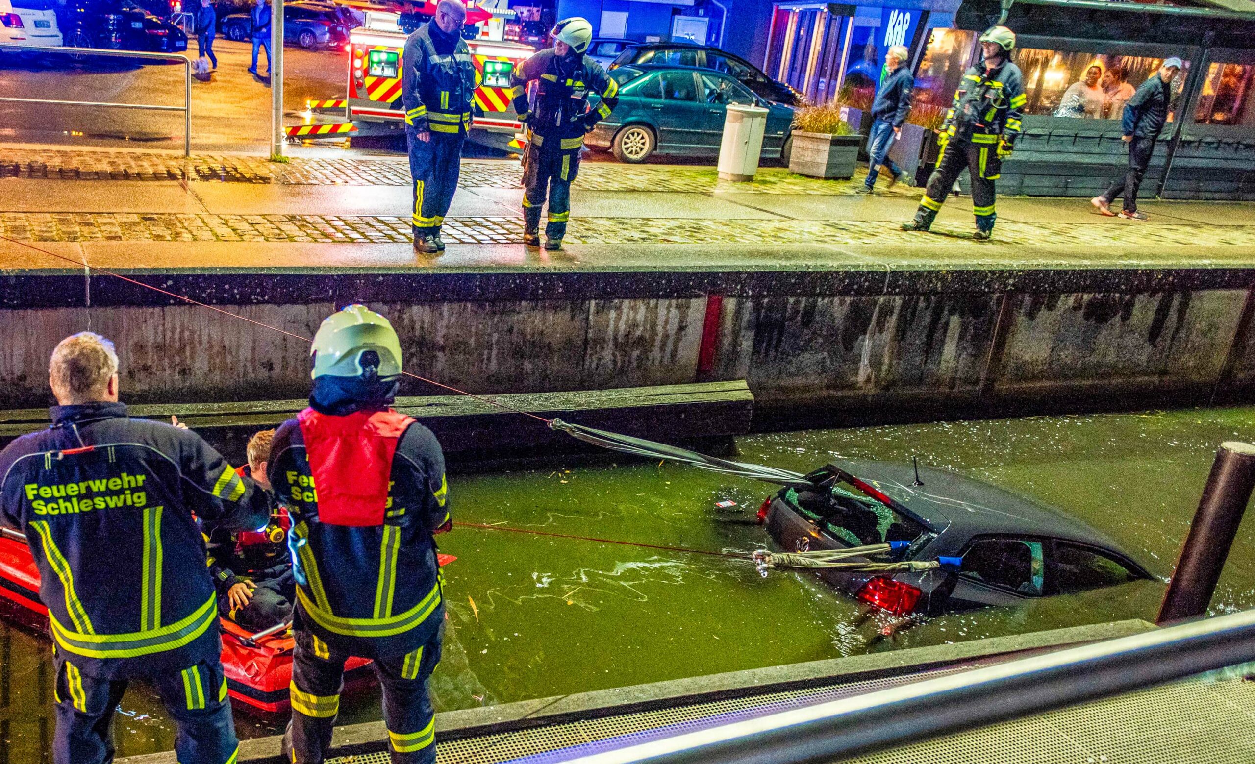 Auto rollte in Schleswig samt Fahrer ins Wasser – beherzte Zeugen retten den Insassen