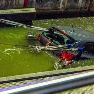 Auto rollte in Schleswig samt Fahrer ins Wasser – beherzte Zeugen retten den Insassen