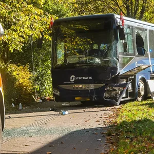 Busfahrer sackt in Flensburg hinter dem Lenkrad zusammen – Bus hinterlässt Schneise der verwüstung