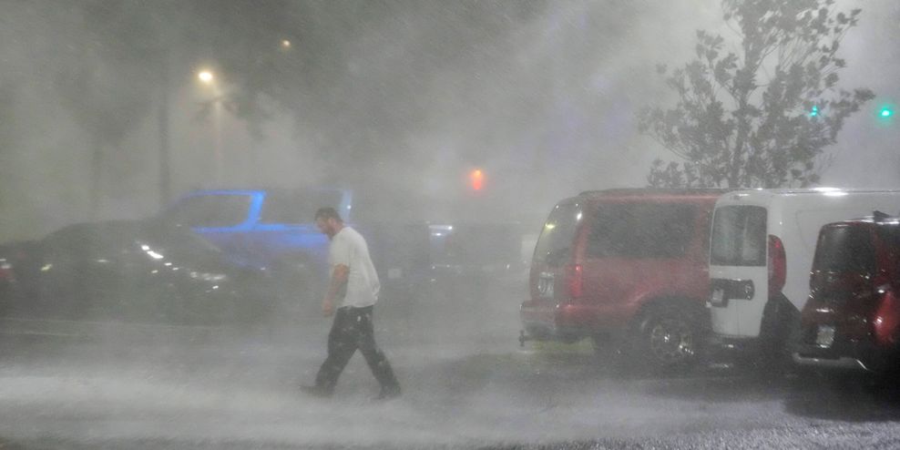 Hurrikan „Milton“ trifft Florida: Ein Mann kämpft sich in Tampa durch den strömenden Regen.