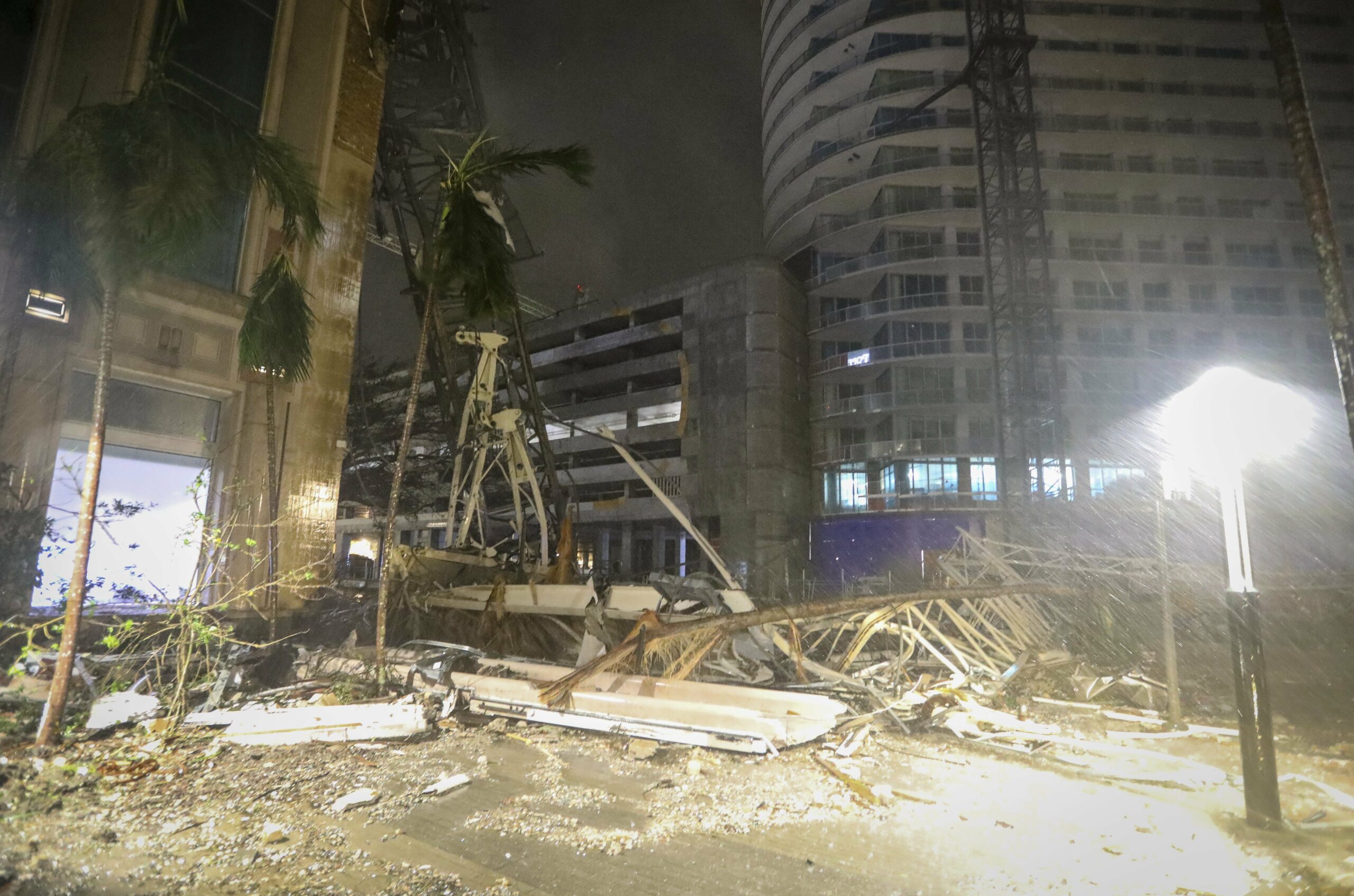 Trümmefeld: Hurrikan „Milton“ hat in St. Petersburg (Florida) einen Baukran von einem Hochhaus gerissen.