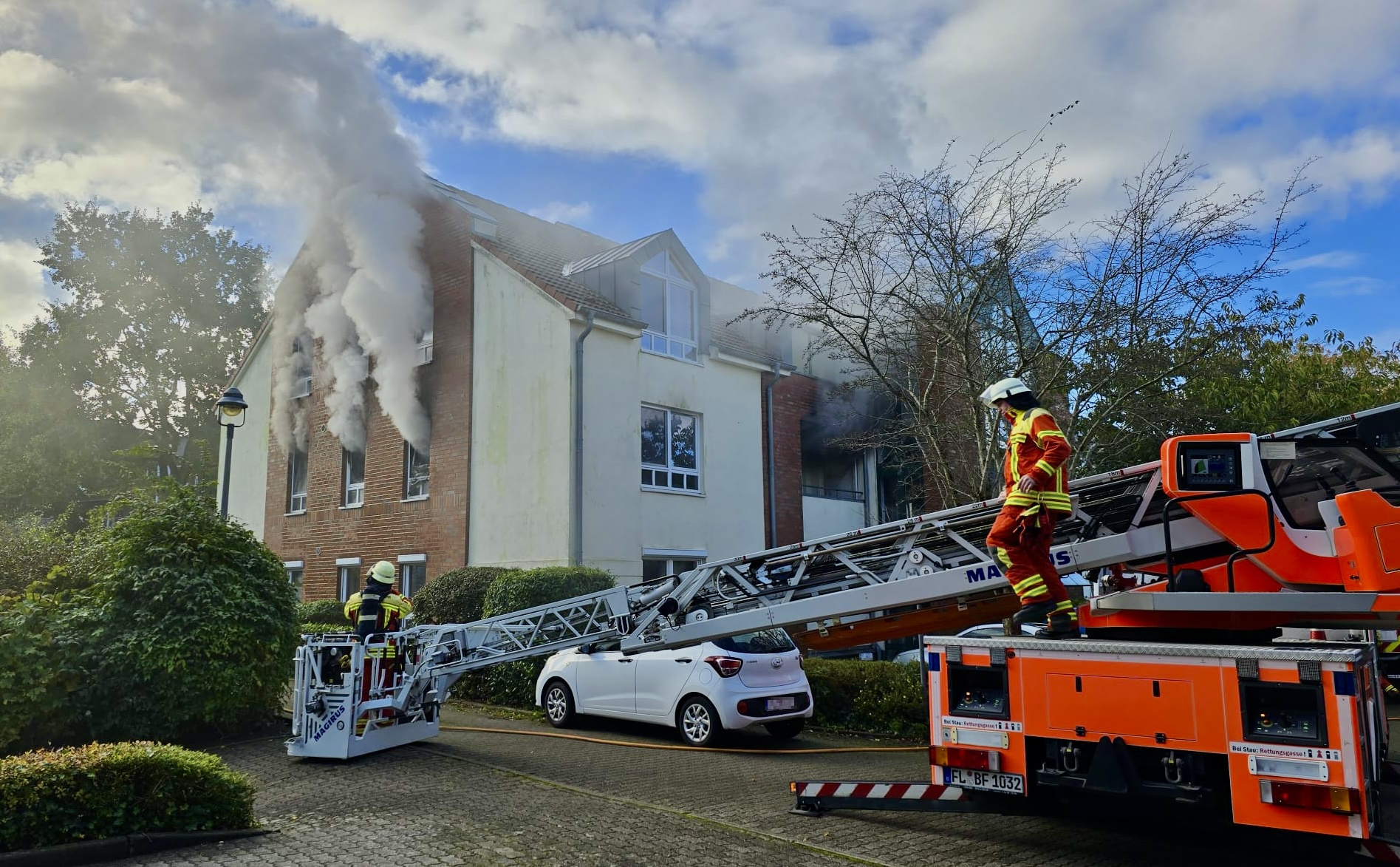 Qualm steigt aus den Fenstern der brennenden Wohnung.