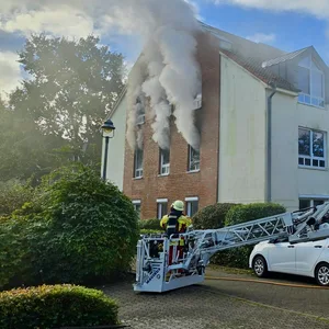 Qualm steigt aus den Fenstern der brennenden Wohnung.