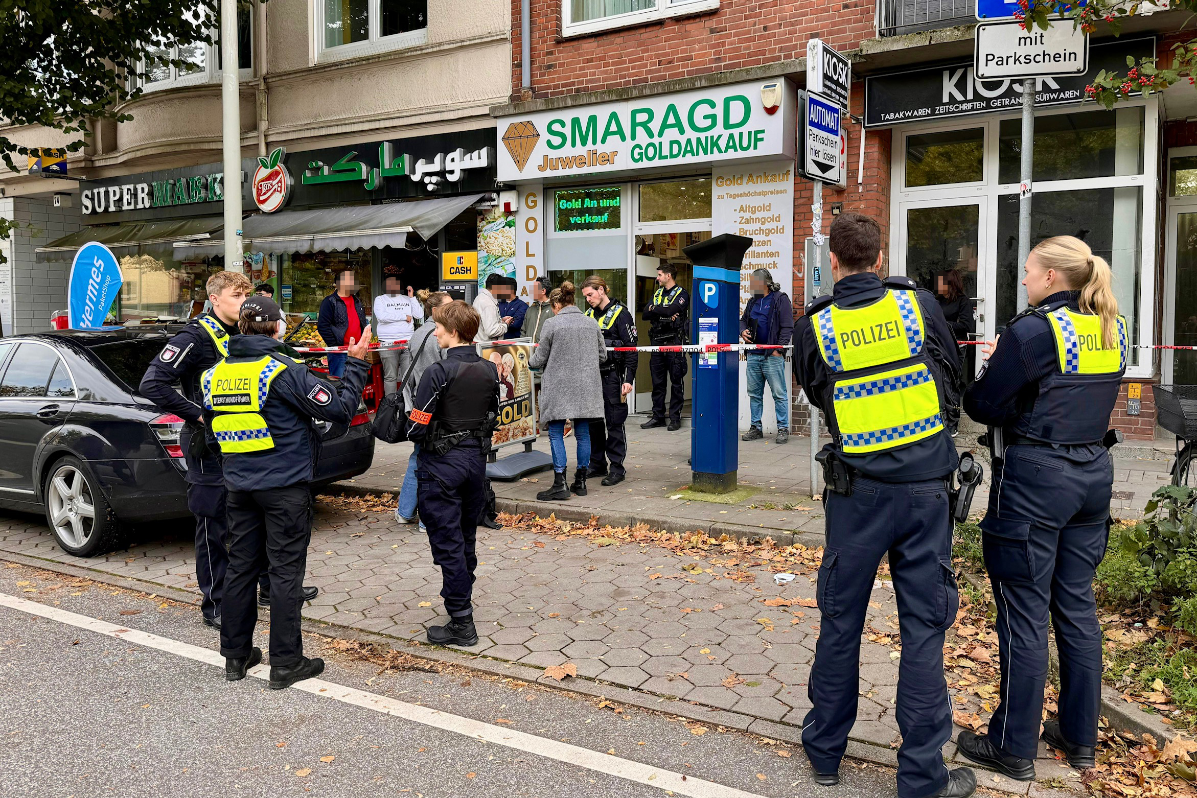 Die Polizei ist am Juwelier an der Lübecker Straße im Einsatz.