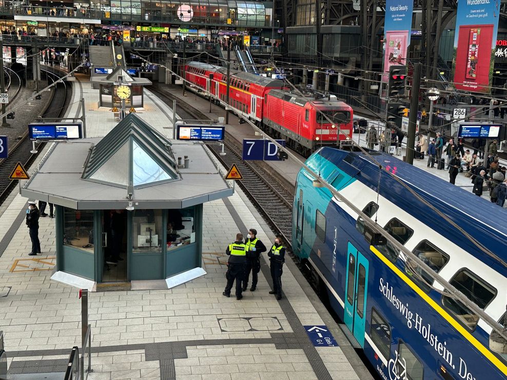 Der Bahnsteig 7/8 im Hauptbahnhof wurde komplett abgeriegelt.