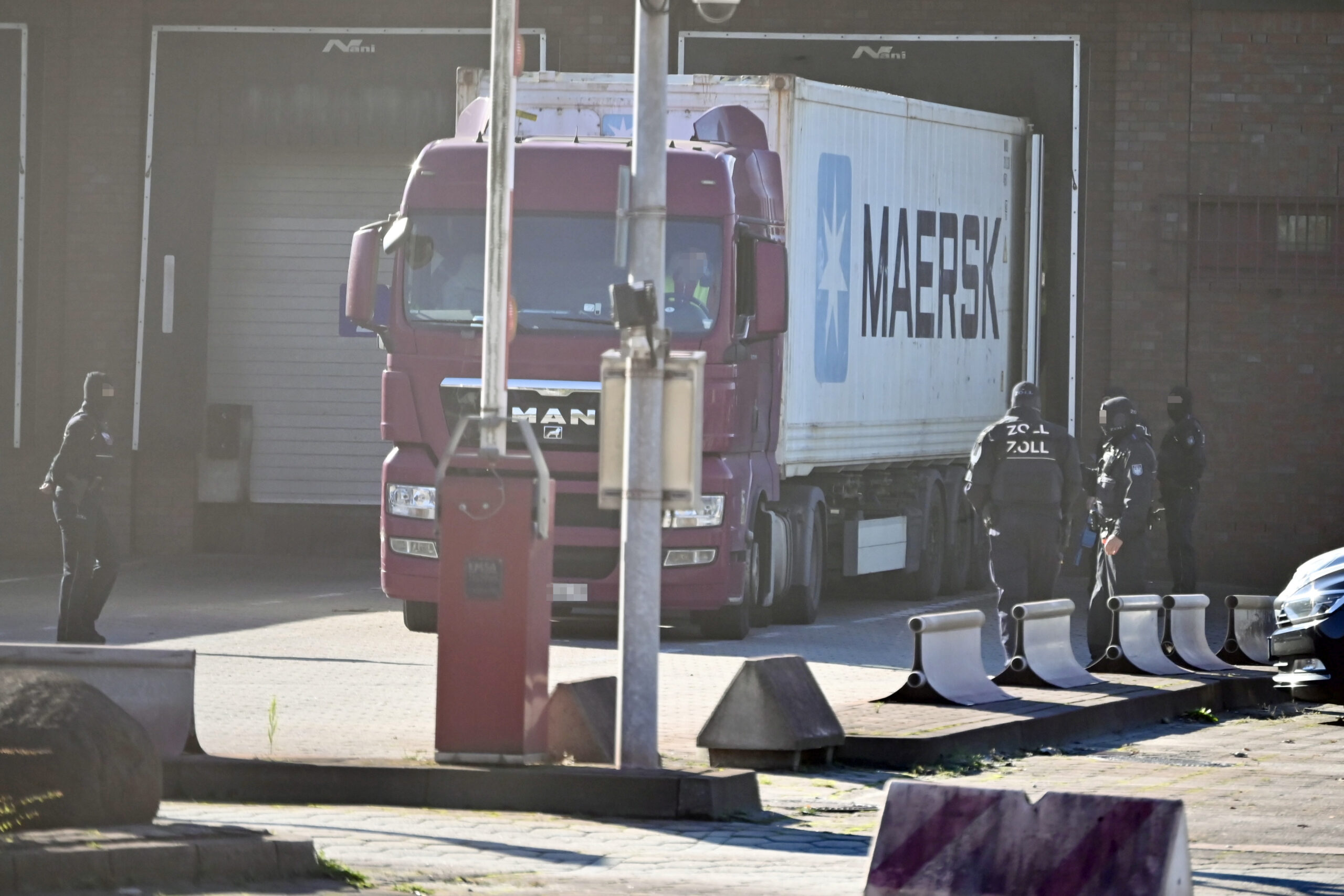 Schwerbewaffnete Zoll-Einheiten schützen das Gelände rund um den verdächtigen Lastwagen.