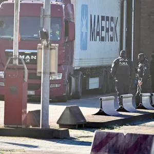 Schwerbewaffnete Zoll-Einheiten schützen das Gelände rund um den verdächtigen Lastwagen.